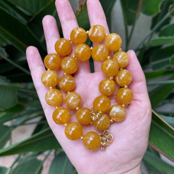 Signed Monet faux honey amber bead necklace - Picture 8 of 8